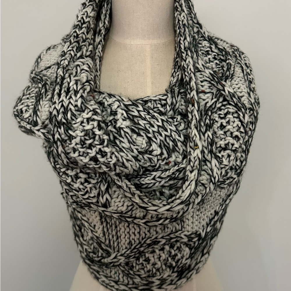 Loft: OS: Cable Stitch hat with infinity style matching scarf - Picture 2 of 5